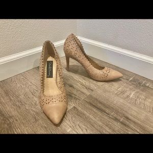 David Aaron nude high heel pumps size 8.5 Scalloped Cutouts